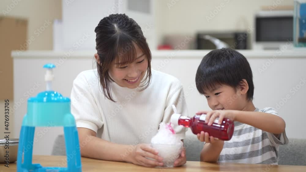 かき氷にシロップをかける親子 かき氷にシロップをかける親子
