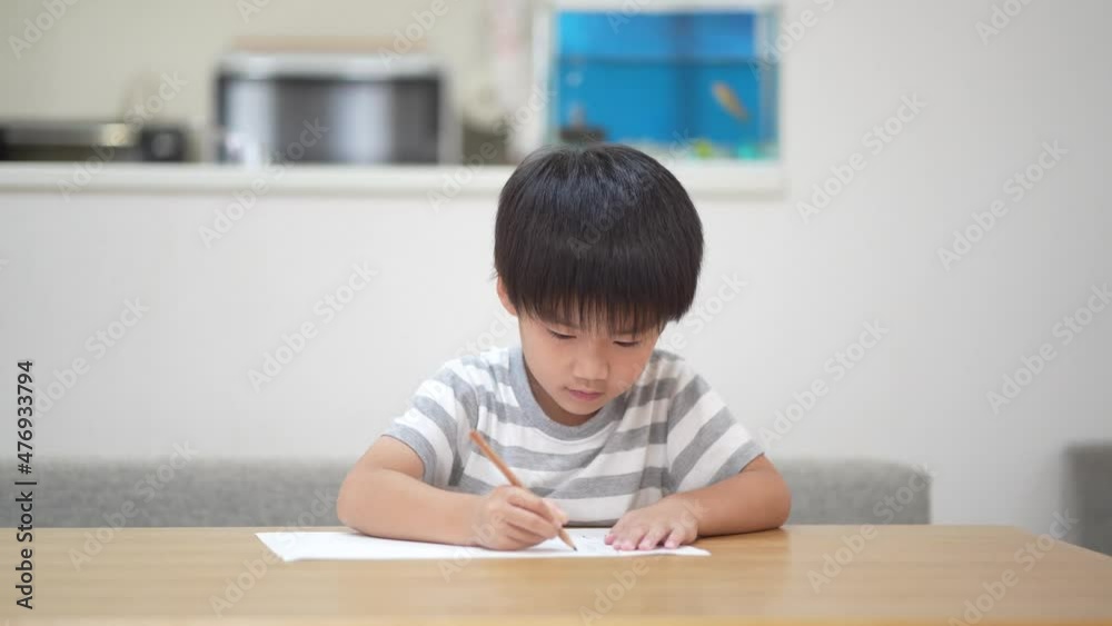 お絵かきする男の子