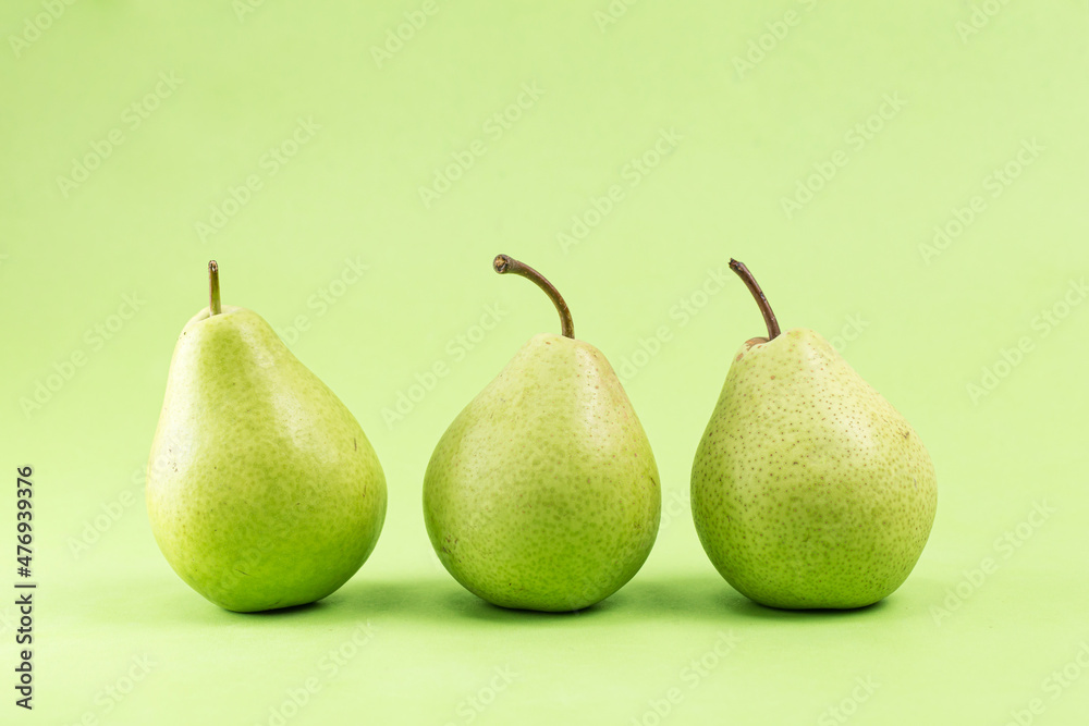 There were fresh and delicious pears on the table