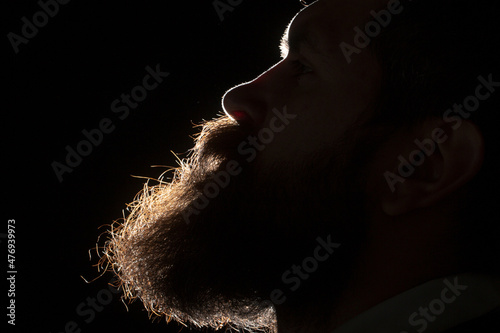 Φωτογραφία Shadow male bearded closeup profile