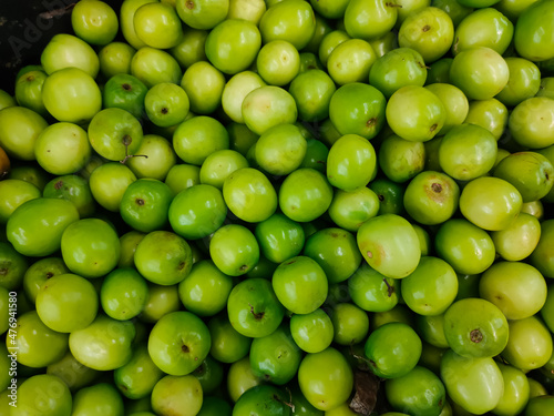 The greengages are a group of cultivars of the common European plum. The first true greengage came from a green-fruited wild plum which originated in Iran.  photo