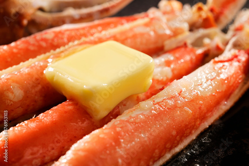 バターを乗せたずわいがにの鉄板焼き Grilled snow crab with butter on an iron plate
