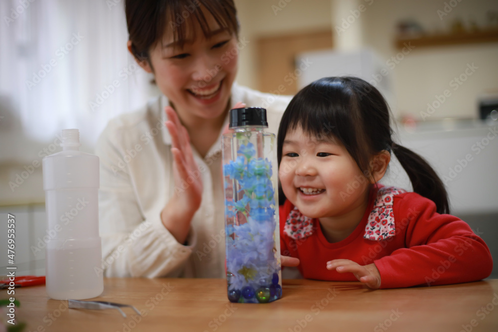 ハーバリウムを手作りする親子 ハーバリウムを手作りする親子