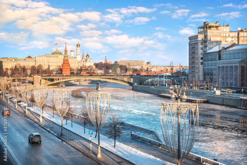 View of the Moscow Kremlin and the Moskva River on a winter day. Caption: Variety Theater