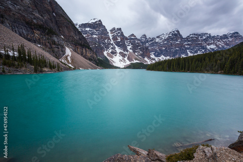 Fototapeta Naklejka Na Ścianę i Meble -  Beautiful turquoise waters of the Moraine lake with snow-covered peaks above it in Banff National Park of Canada