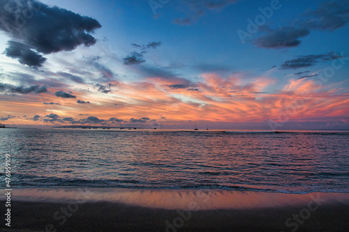 Fototapeta Naklejka Na Ścianę i Meble -  Gorgeous sunrise at baby beach on the island of maui