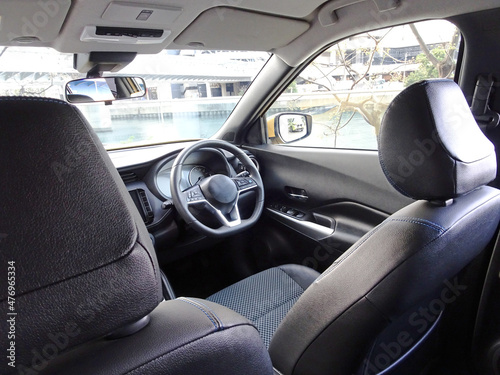 車の運転席、内部、後部座席から撮った写真