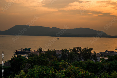 panoramic background of high mountain scenery, overlooking the atmosphere of the sea, trees and wind blowing in a cool blur, spontaneous beauty