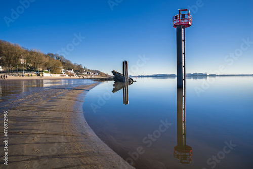 Ruhiges Elbwasser vor Hamburg Blankenese wolkenlos