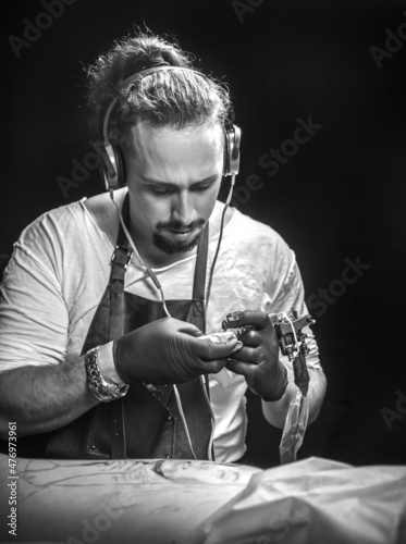 Obraz na plátně Skin master posing in studio