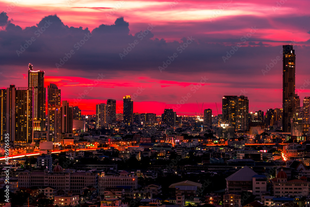 Obraz premium The high angle background of the city view with the secret light of the evening, blurring of night lights, showing the distribution of condominiums, dense homes in the capital community