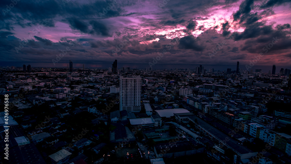 Obraz premium The high angle background of the city view with the secret light of the evening, blurring of night lights, showing the distribution of condominiums, dense homes in the capital community