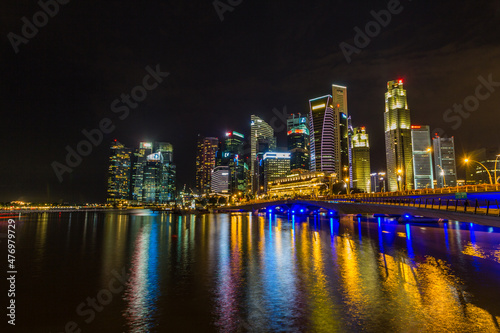 Singapore skyline at night with urban buildings © Pavel