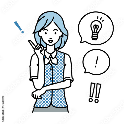 立って素晴らしいアイデアをひらめいた事務員制服の女性 フキダシに電球と感嘆符のセット