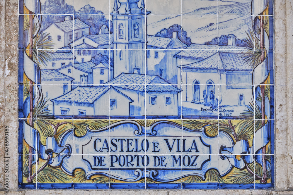 Obraz premium azulejos panel representing monuments and country scenes on the walls of Leiria station, Portugal..