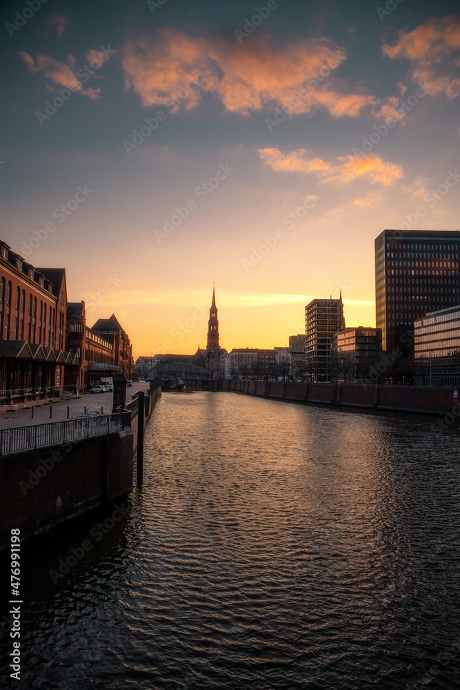 Fototapeta premium Sonnenuntergang Hamburg Speicherstadt Zollkanal 