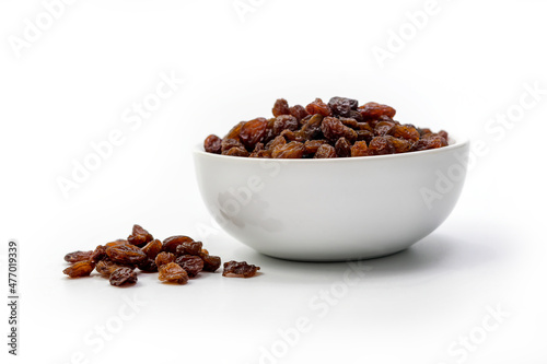 Obraz na plátně Brown raisins in white bowl isolated on white background