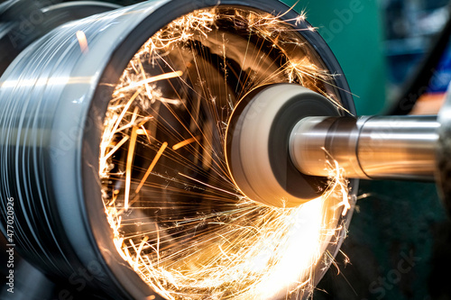 Sparks are emitted while grinding the inner cylindrical part in a circle on the machine.