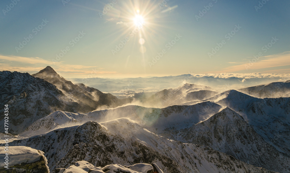 Zimowa, słoneczna panorama Tatr w stronę Słowacji, widok ze Świnicy - obrazy, fototapety, plakaty 