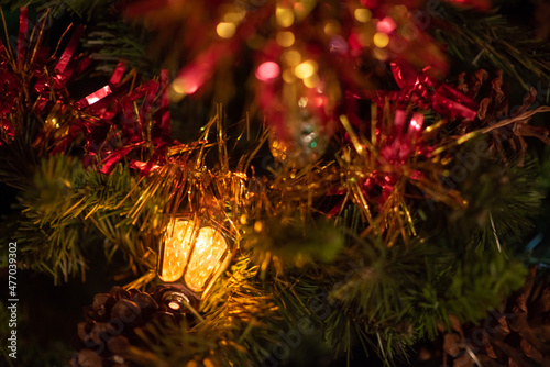 Christmas tree, Christmas tree toys, garland, lanterns © Маргарита Свалова