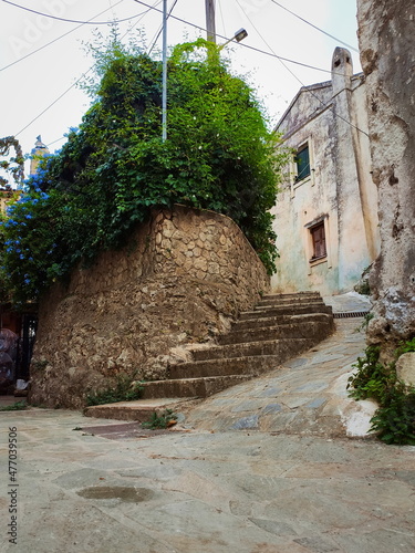 Malownicze schody i stare budynki w Agii Deka