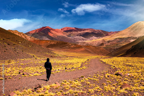 Hombre excursionista caminando por senderos montañosos en La Rioja. Camino a la Laguna Brava