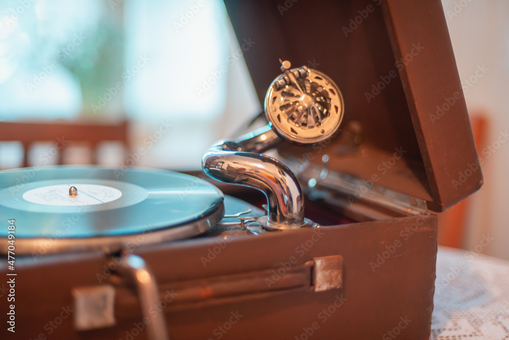 Fotografie Old vintage turntable on the table.