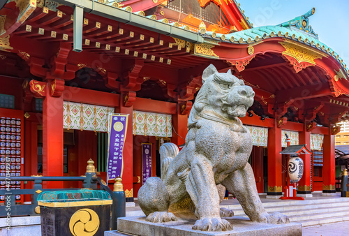 Photos tokyo, japan - september 17 2019: Stone statue of a komainu lion in the Japanese Shintoist Kanda shrine adorned by banners with the imperial emblem celebrating enthronement of the new emperor