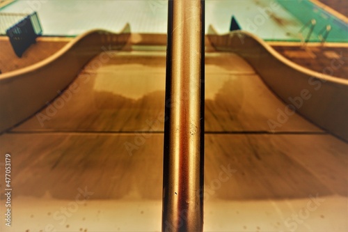 Photo Stahlgeländer vor Wasserrutsche mit Spiegelung und Schwimmbecken im Schwimmbad i