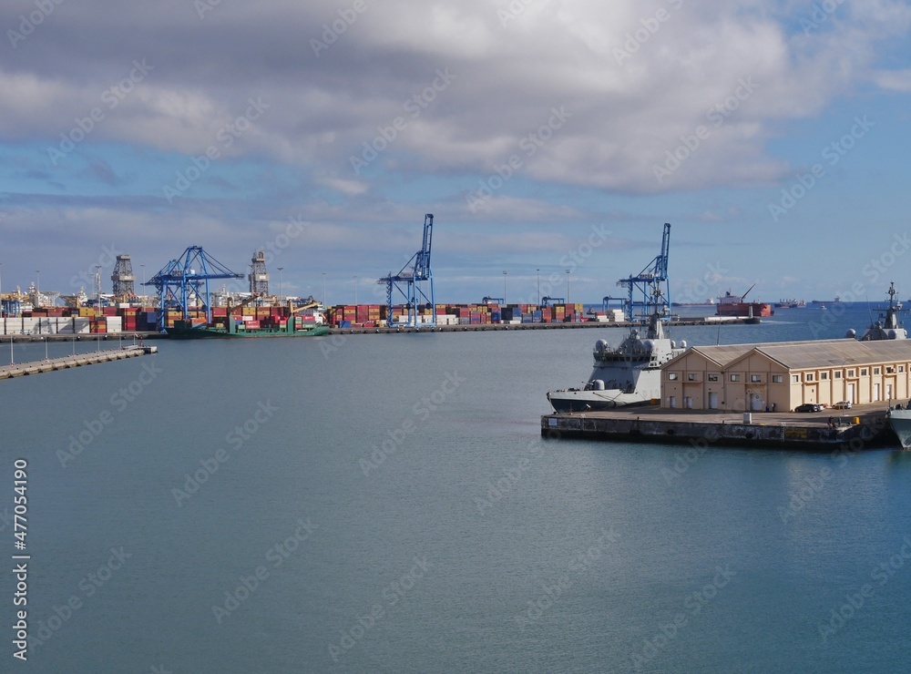 Hafen von Las Palmas mit Kränen