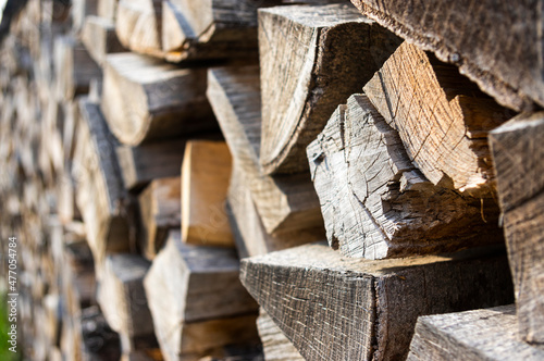 Front eines Holzstapels aus gehacktem und ordentlich aufgeschichtetem Scheitholz und Kleinholz zum Trocknen für Kaminholz und Brennholz seitlich fotografiert mit kleinem Fokusbereich photo