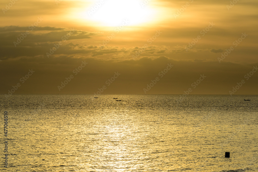 Obraz premium Beautiful sunset with glistening seas and romantic clouds. 