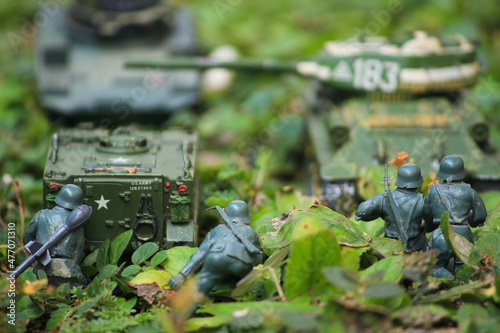 Billede på lærred Miniature infantry and tank cavalry are being stationed in the forest