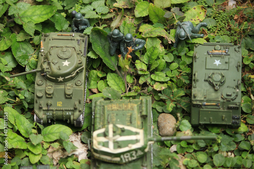 Fotografering Miniature infantry and tank cavalry are being stationed in the forest