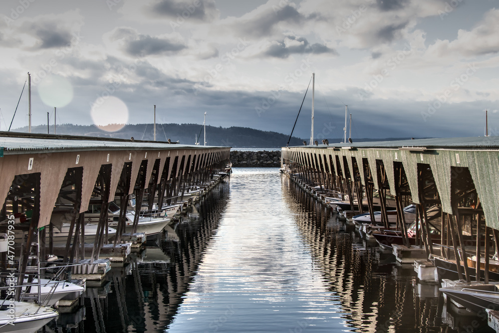 Obraz premium Marina with clouds and mountains