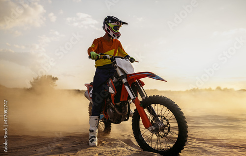 Motocross rider on sportmotor over dust landscape Fotobehang