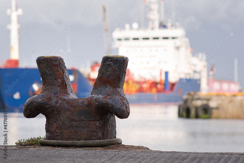 Fototapeta premium Closeup shot of rusty steel anchor and big ship in the background at Galway docks in Ireland 