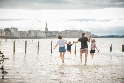 Parents, enfants, plage, mer, Saint Malo © Tydav Photos