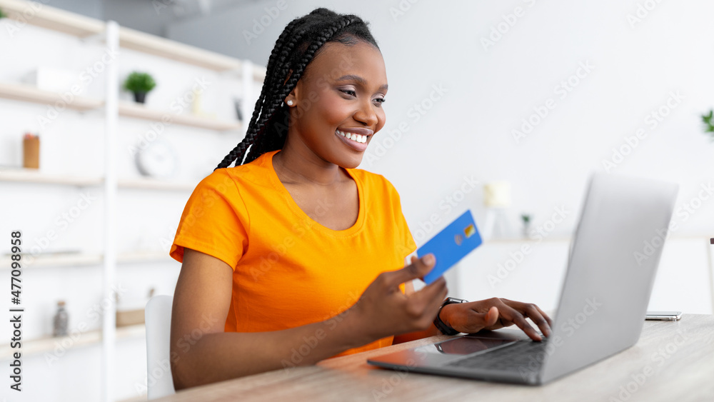 bijkeuken eetlust stoom Online shopping. Young black lady with laptop and credit card sitting at  table indoors, purchasing goods in web store Stock Photo | Adobe Stock