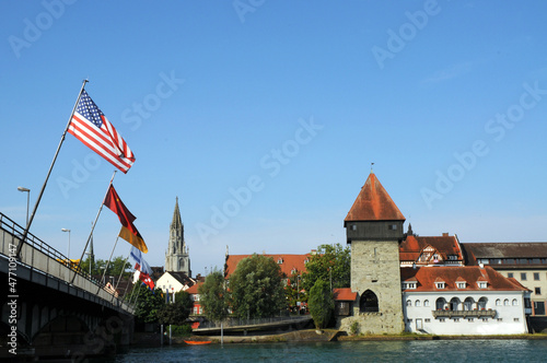 Konstanz am Bodensee, Fahnen an der Rheinbrücke, Blick zur Altstadt