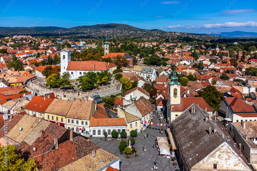 Obraz premium Szentendre, Hungary - Aerial view of the main square of Szentendre on a sunny day with Saint John the Baptist's Parish Church, Blagovestenska Church, Saint Peter and Paul Church and clear blue sky