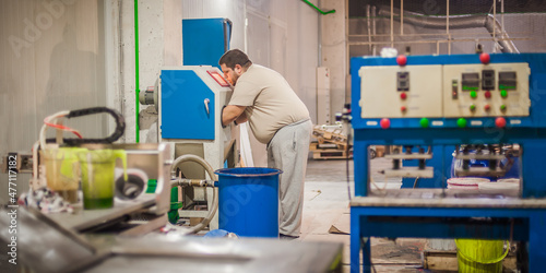 Bilde på lerret Professional worker technician machinist work on vacuum sandblasting cabinet