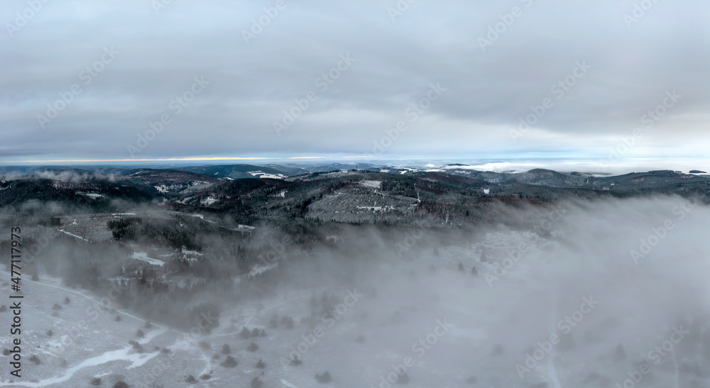 Nebel und Wolken im atmosphärischen Sauerland einem deutschen Mittelgebirge