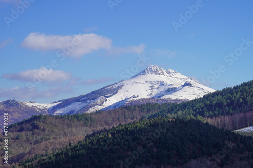 La montagne Rhune enneigée dans les Pyrénées