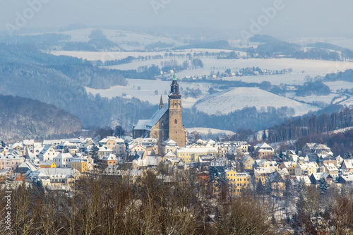 Fotografie, Tablou Schneeberg-Erzgebirge Stadtansicht im Winter mit Schnee