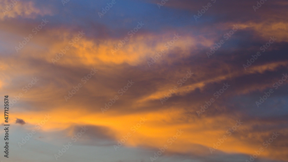Ciel orangé pendant le coucher du soleil, par un temps partiellement nuageux