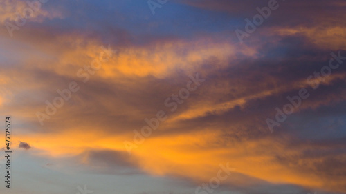 Ciel orangé pendant le coucher du soleil, par un temps partiellement nuageux © Anthony