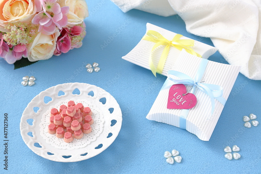 ハート柄のお皿にピンクのチョコレートとプレゼント｜バレンタイン・ホワイトデーイメージ
