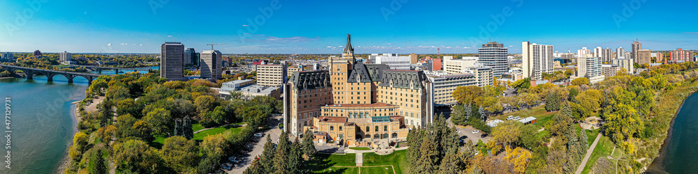 Aerial view of the downtown area of Saskatoon, Saskatchewan, Canada - obrazy, fototapety, plakaty 