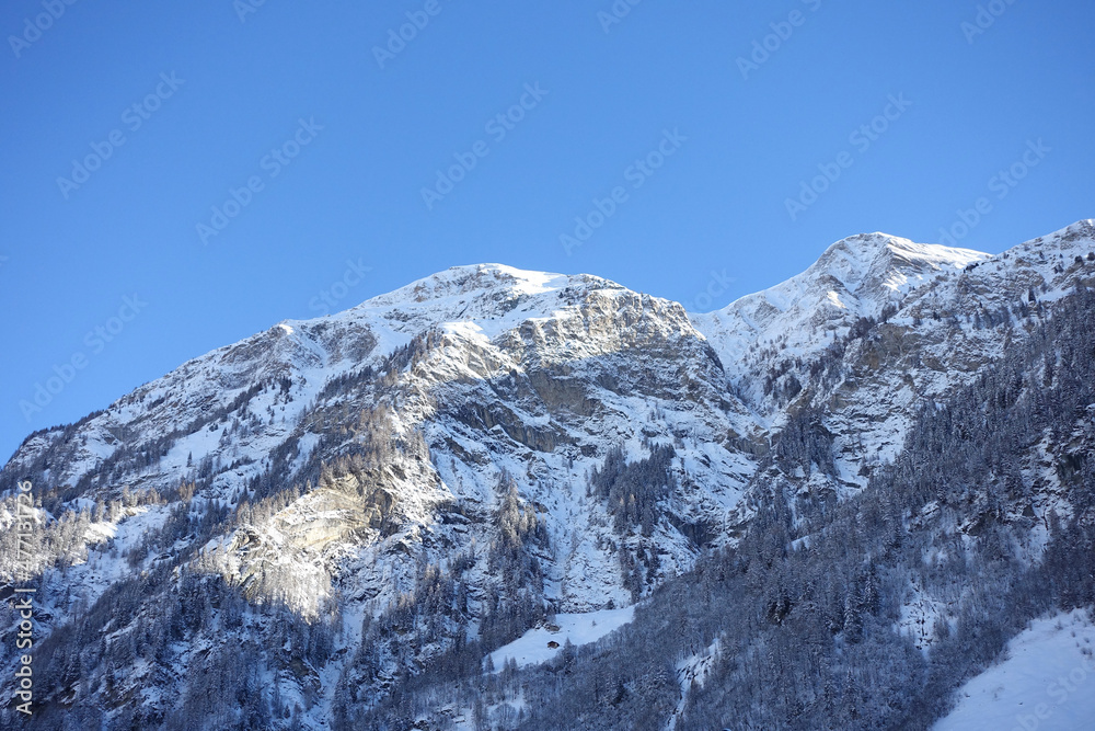 Montagne dans la vallée de Vals en Suisse